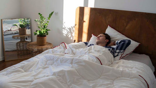 Un jeune homme s'endort paisiblement sous une couette Loulenn