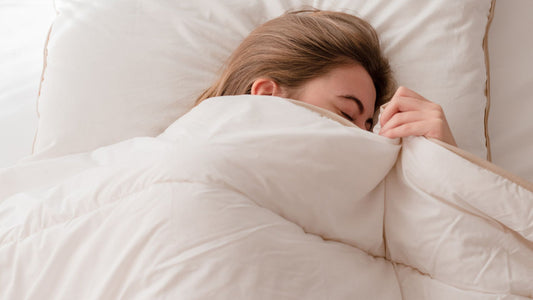 Une jeune femme dort dans sa couette Loulenn. 
