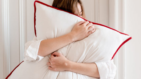 Une femme dort sur l'oreiller en laine Loulenn